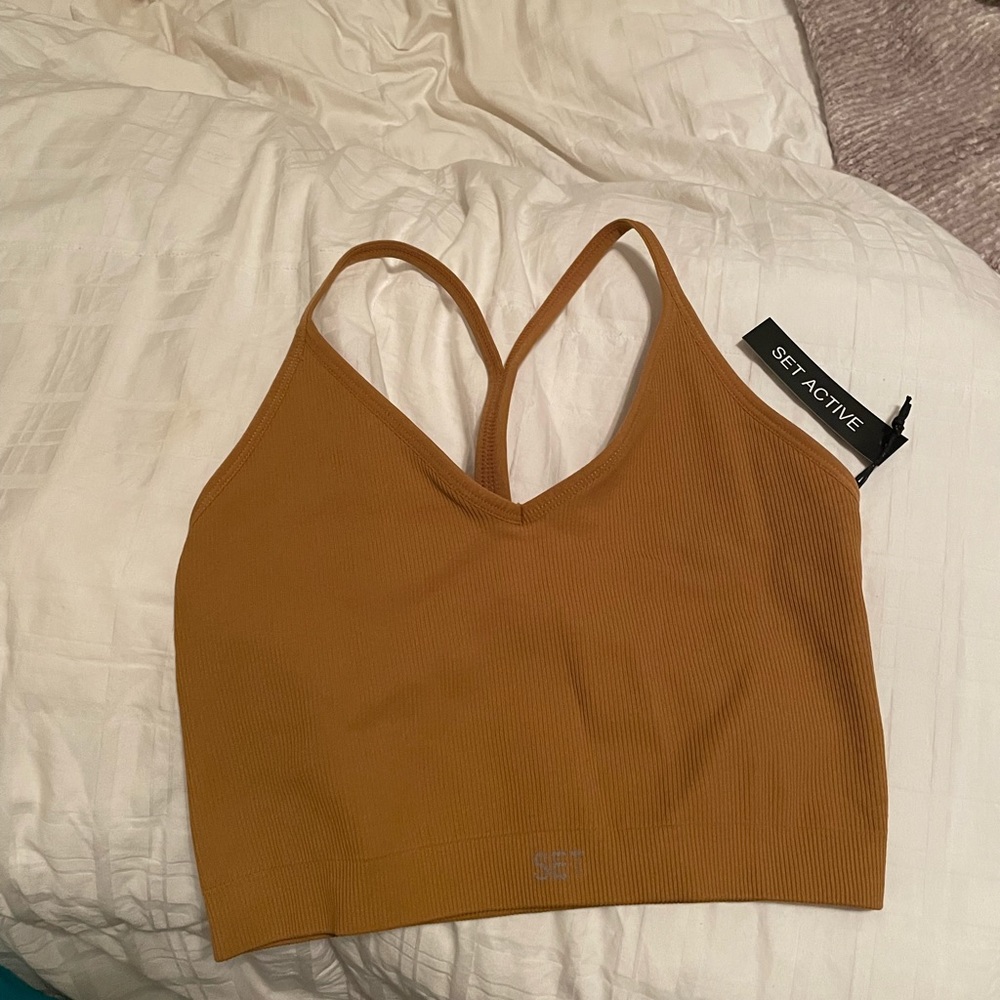 Set Active ribbed V sports bra. Size Medium. NWT